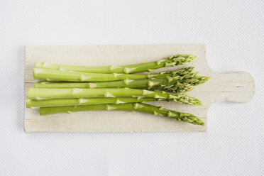 Grüner Spargel auf Schneidebrett, Nahaufnahme - GWF001382