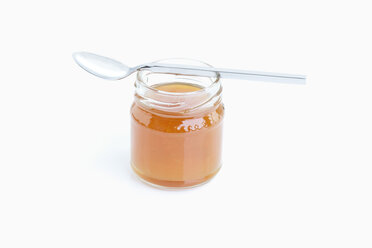 Aprikosenmarmeladeglas mit Löffel auf weißem Hintergrund - MAEF003105