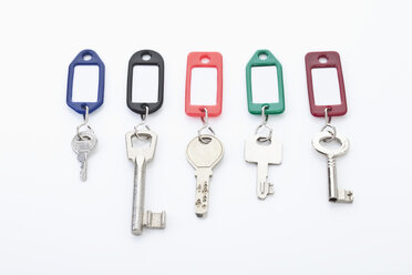 Schlüssel mit Schlüsselringen auf weißem Hintergrund - MAEF003129