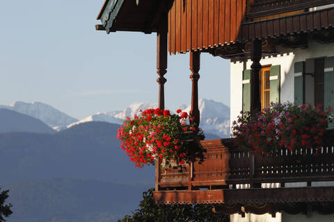 Deutschland, Bayern, Oberbayern, Balkon eines Landhauses mit Kranichschnäbeln, lizenzfreies Stockfoto