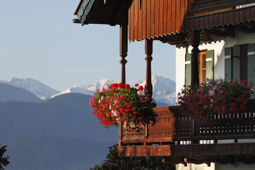 Deutschland, Bayern, Oberbayern, Balkon eines Landhauses mit Kranichschnäbeln - SIEF000187