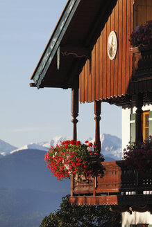 Deutschland, Bayern, Oberbayern, Balkon eines Landhauses mit Kranichschnäbeln - SIEF000188