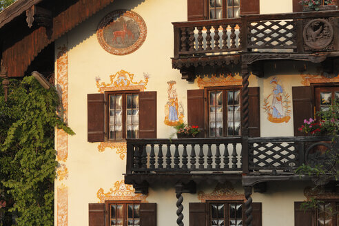 Deutschland, Bayern, Oberbayern, Blick auf Fresken an ländlichem Haus - SIEF000254