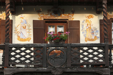 Deutschland, Bayern, Oberbayern, Blick auf Fresken an ländlichem Haus - SIEF000255