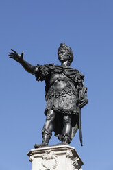 Deutschland, Bayern, Augsburg, Schwaben, Statue von Kaiser Augustus - SIEF000260