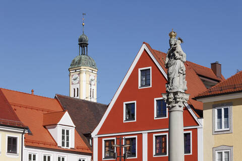 Deutschland, Bayern, Schwaben, Blick auf die Mariensäule und die St. Silvesterkirche, lizenzfreies Stockfoto