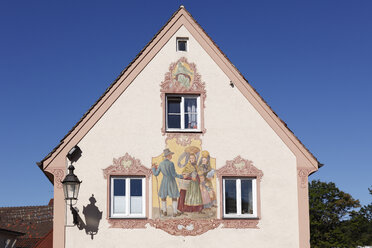 Deutschland, Bayern, Schwaben, Ansicht eines kleinen Hauses mit Freskenmalerei - SIEF000270
