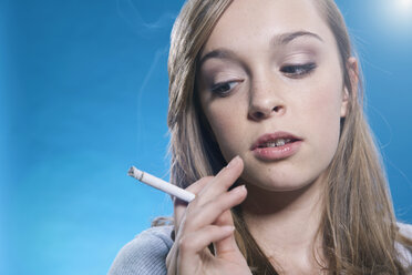 Teenager-Mädchen schaut auf Zigarette, Nahaufnahme - WESTF016091