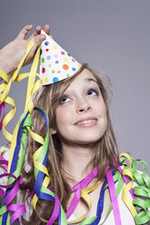 Teenager-Mädchen mit Partyhut und Bändern, lächelnd - WESTF016106