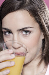Mädchen trinkt Fruchtsaft, Porträt - WESTF016122