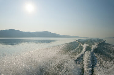 Deutschland, Bodman, Blick auf das Kielwasser eines Motorbootes im Bodensee - SHF000519