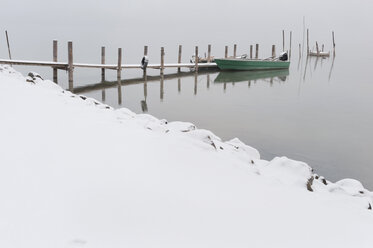 Germany, Iznang, View of jetty with boat moored in lake constance - SHF000540