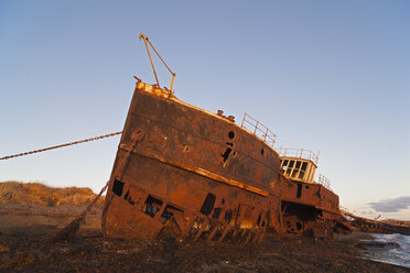 Südamerika, Chile, Patagonien, Blick auf Schiffswrack - FOF002889