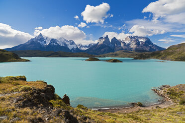 Südamerika, Chile, Patagonien, Blick auf Cuernos del Paine mit Pehoe-See - FOF002892