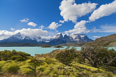 Südamerika, Chile, Patagonien, Blick auf Cuernos del Paine mit Pehoe-See - FOF002894