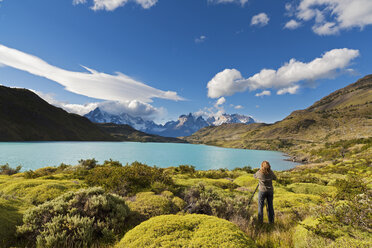 Südamerika, Chile, Patagonien, Fotografin bei der Aufnahme eines Bildes der Torres del Paine Berge - FOF003009