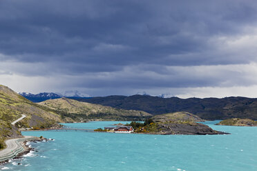 Südamerika, Chile, Patagonien, Blick auf Hotel mit Pehoe-See - FOF002900