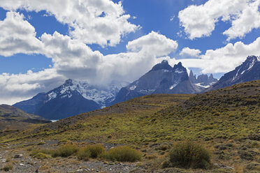 Südamerika, Chile, Patagonien, Blick auf das Torres del Paine Gebirge - FOF002901
