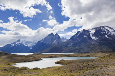 South America, Chile, Patagonia, View of mountains with nordenskjöld lake - FOF002903