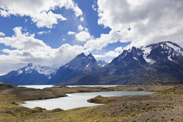 Südamerika, Chile, Patagonien, Blick auf Berge mit Nordenskjöld See - FOF002903