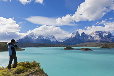 Südamerika, Chile, Patagonien, Fotografin bei der Aufnahme eines Bildes der Torres del Paine Berge - FOF003011