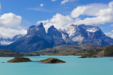 South America, Chile, Patagonia, View of cuernos del paine with lake pehoe - FOF002904