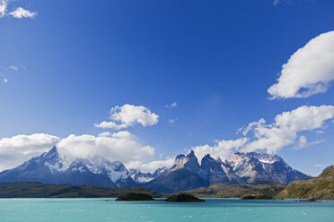 South America, Chile, Patagonia, View of cuernos del paine with lake pehoe - FOF002905