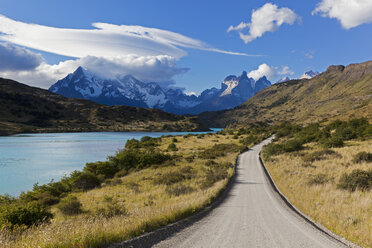 Südamerika, Chile, Patagonien, Blick auf cuernos del paine mit Fluss rio paine und Schotterstraße - FOF002907