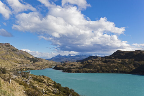 Südamerika, Chile, Patagonien, Blick auf cuernos del paine mit Fluss rio paine - FOF002908