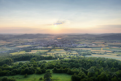 Deutschland, Bayern, Franken, Oberfranken, Bad Staffelstein, Blick auf den Berg in der Morgendämmerung - SIEF000293