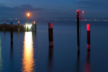 Deutschland, Meersburg, Blick auf Seezeichen im Meer bei Nacht - SHF000529