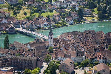 Schweiz, Stein am Rhein, Ansicht der Stadt mit Fluss - SHF000531