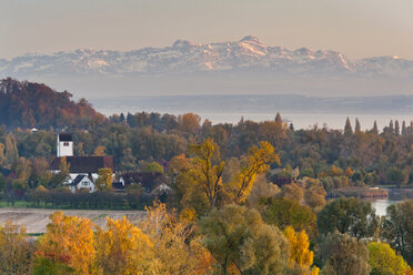 Deutschland, Blick auf ein Dorf und die Schweizer Alpen im Hintergrund - SH000553