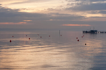 Deutschland, Hagnau, Blick auf den Bodensee in der Abenddämmerung - SH000550