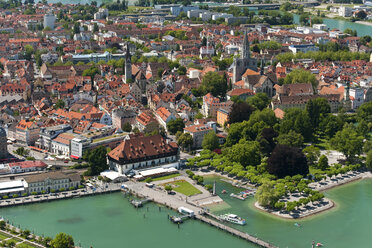 Deutschland, Konstanz, Blick auf Hafen und Stadt - SHF000547