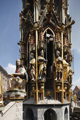 Deutschland, Franken, Nürnberg, Ansicht eines Brunnens mit Statue - SIEF000299