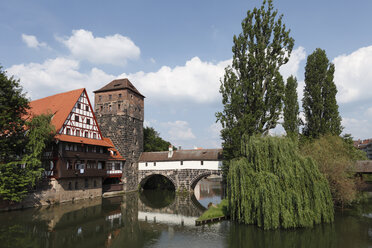 Deutschland, Franken, Nürnberg, Blick auf Gebäude mit Pegnitz - SIEF000300