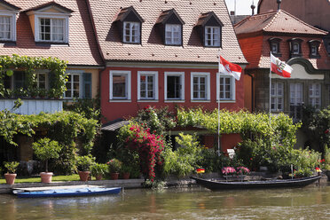 Deutschland, Bayern, Franken, Bamberg, Blick auf Klein-Venedig mit Fluss Regnitz - SIEF000359