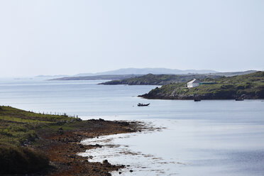 Irland, Grafschaft Galway, Connemara, Blick auf ein Boot im Fluss mit Bergen im Hintergrund - SIEF000314