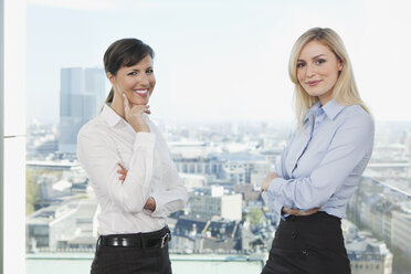 Germany, Frankfurt, Business women in office - SKF000501