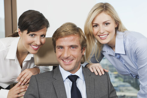 Germany, Frankfurt, Business people in office, smiling, portrait - SKF000528