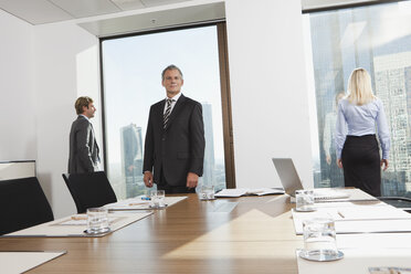 Germany, Frankfurt, Business people in conference room - SKF000534