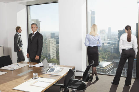 Deutschland, Frankfurt, Geschäftsleute im Konferenzraum, lizenzfreies Stockfoto