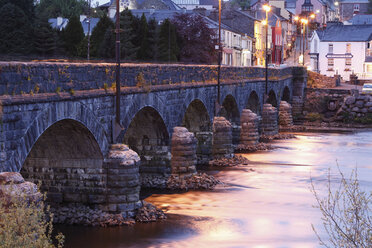 Irland, Grafschaft Kerry, Killorglin, Blick auf die Steinbrücke über den Fluss Laune - SIEF000352
