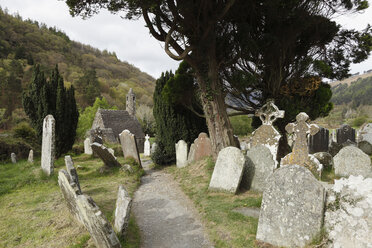 Irland, Grafschaft Wicklow, Ansicht eines Friedhofs mit Kapelle im Hintergrund - SIEF000310