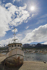 Südamerika, Argentinien, Feuerland, Beagle-Kanal, Ushuaia, Wrack am Strand vertäut - FOF003028