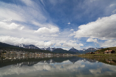 Südamerika, Argentinien, Feuerland, Beagle-Kanal, Ushuaia, Blick auf Dorf mit Meer und Bergen - FOF003029