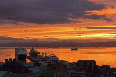 Südamerika, Argentinien, Feuerland, Ushuaia, Beagle-Kanal, Blick auf den Hafen in der Morgendämmerung - FOF003036