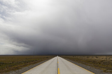 Südamerika, Argentinien, Tierra del Fuego, Blick auf die Autobahn mit dramatischem Himmel - FOF003041