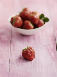 Erdbeeren in einer Schale auf dem Tisch, Nahaufnahme - KSWF000646